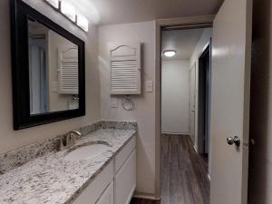San Antonio Station | Bathroom | San Antonio Apartment