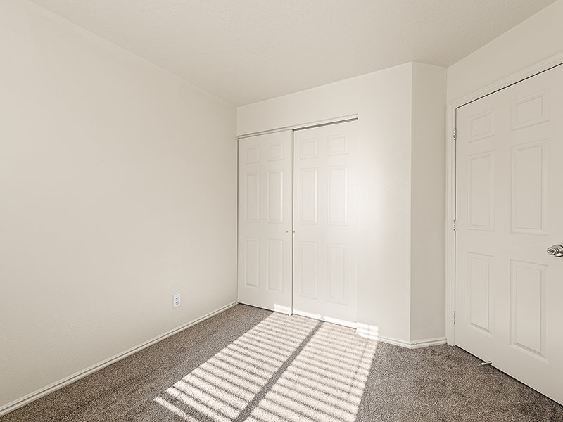 Large Room with Closet | Sunridge Apartments