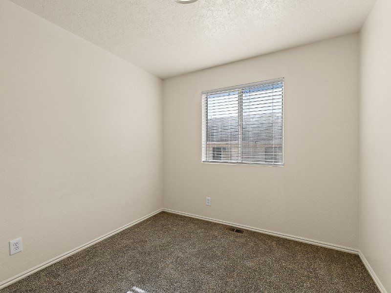 Carpeted Room | Sunridge Apartments